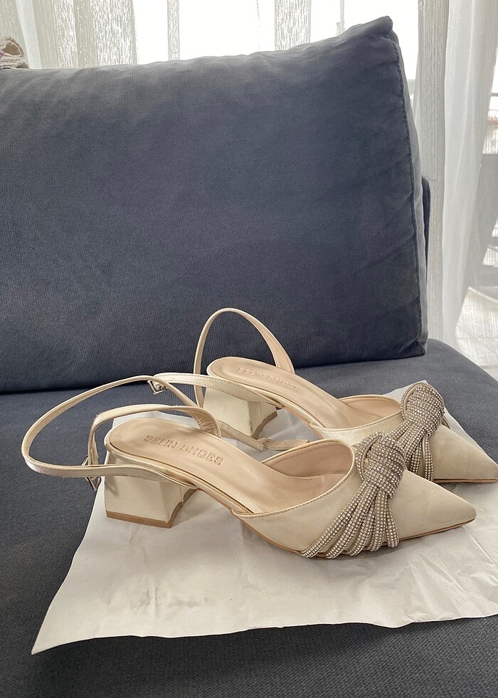 Beyaz topuklu ayakkabı - Görsel 2