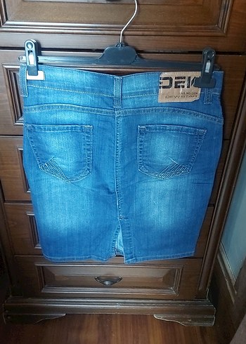 Kemer Detaylı Koyu Mavi Denim Kalem Etek - Görsel 2