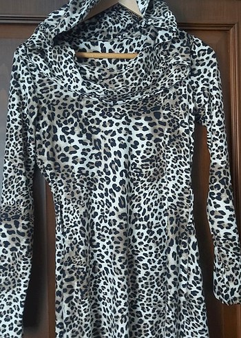 Şapka Detaylı Uzun Leopar Desenli Kadın Elbise - Görsel 2