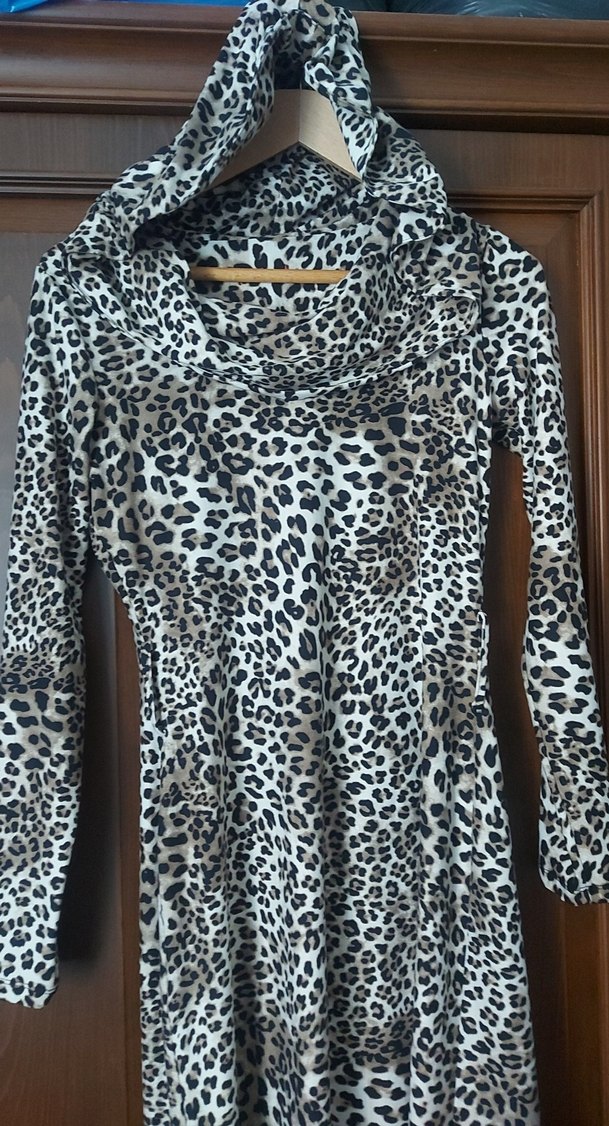 Şapka Detaylı Uzun Leopar Desenli Kadın Elbise - Görsel 2