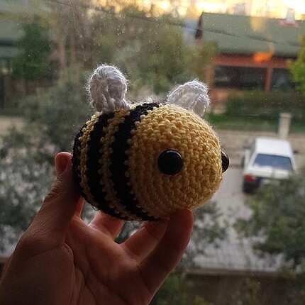 El yapımı amigurumi sarı arı