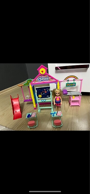 Barbie Chesea okulda