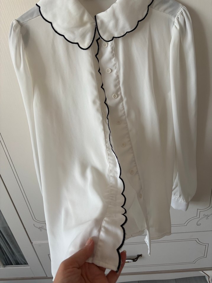 Uzun Kollu Bebe Yaka Beyaz Gömlek - Görsel 3