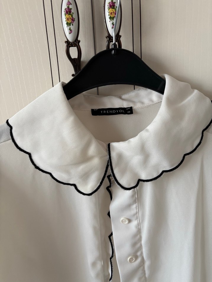 Uzun Kollu Bebe Yaka Beyaz Gömlek - Görsel 2
