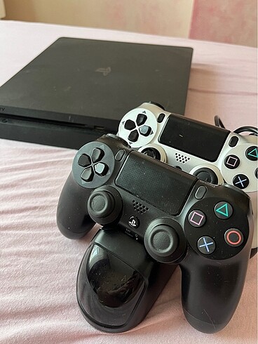 Beden Ps4 silim 1tb +2kol ve yanında şarj aleti