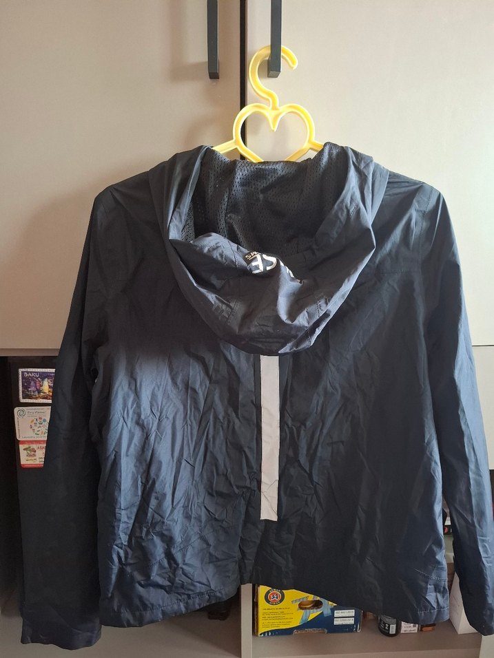 Siyah Kapüşonlu Fermuarlı Kadın Spor Yagmurluk Ceket - Görsel 2