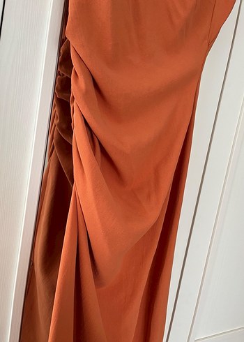 Kahverengi Drapeli Uzun Saten Elbise - Görsel 3