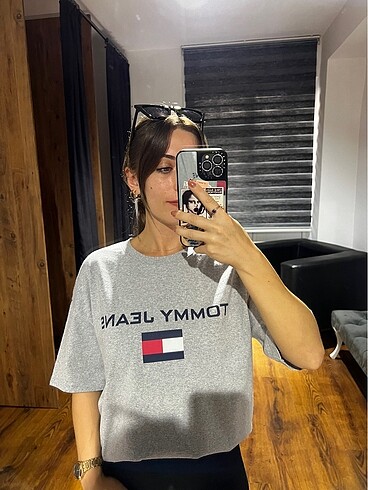 m Beden gri Renk TOMMY HİLFİGER OVERSİZE ORİJİNAL GRİ RENK PAMUKLU TŞÖRT