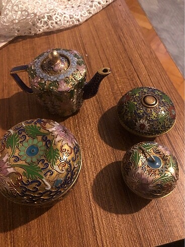 Üstü kabartmalı desen dört parça ürün?