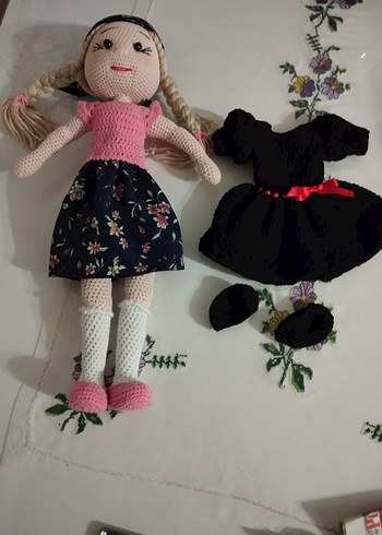 El Yapımı Örgü Bebek ve Siyah Elbisesi
