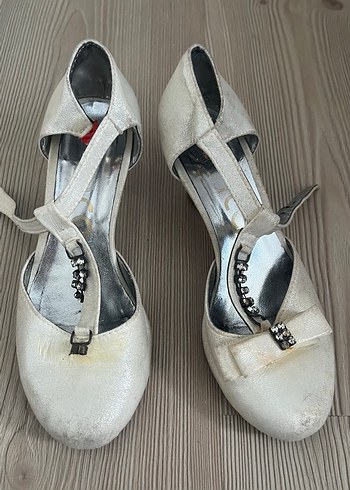 Beyaz Tokalı Vintage Topuklu Ayakkabı - Görsel 2