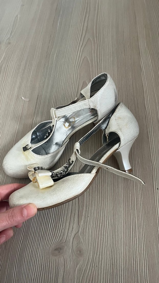 Beyaz Tokalı Vintage Topuklu Ayakkabı - Görsel 4