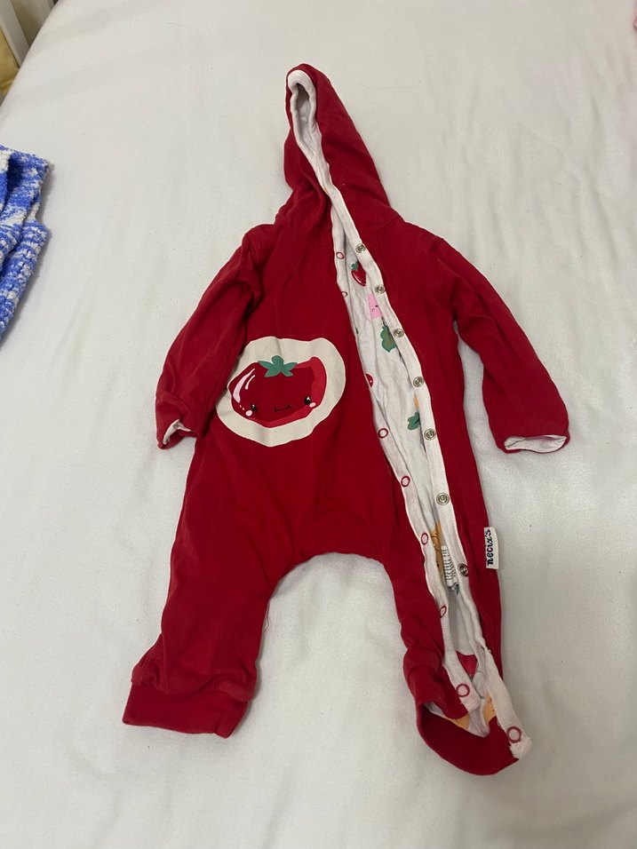 Bebek Kırmızı Kapüşonlu Tulum - Görsel 3