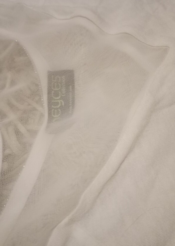 Şifon ve taş detaylı bir bluz  - Görsel 4