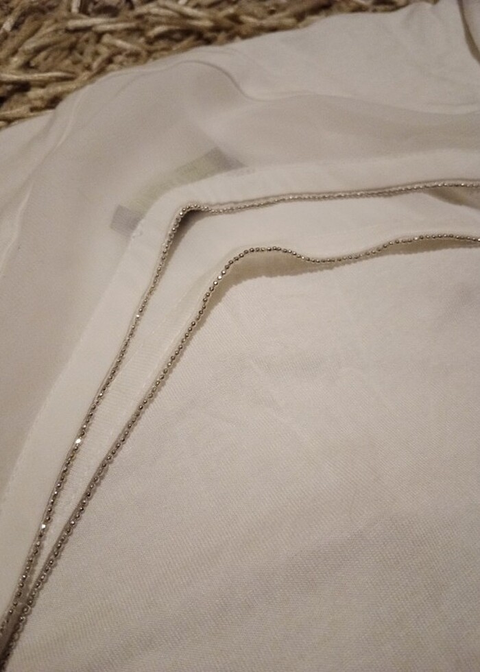 Şifon ve taş detaylı bir bluz  - Görsel 5