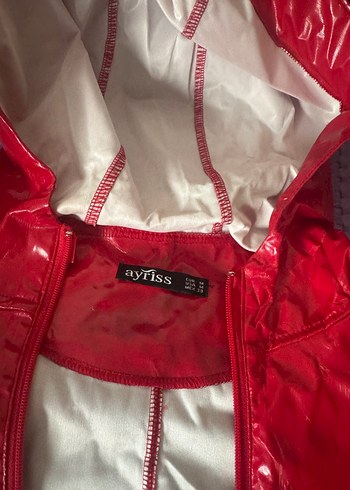 Kadın Parlak Kırmızı Kapüşonlu Yağmurluk - Görsel 2