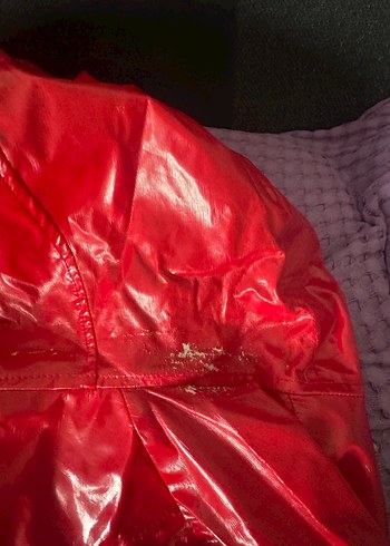 Kadın Parlak Kırmızı Kapüşonlu Yağmurluk - Görsel 4