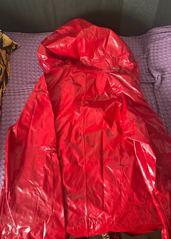 Kadın Parlak Kırmızı Kapüşonlu Yağmurluk - Görsel 3