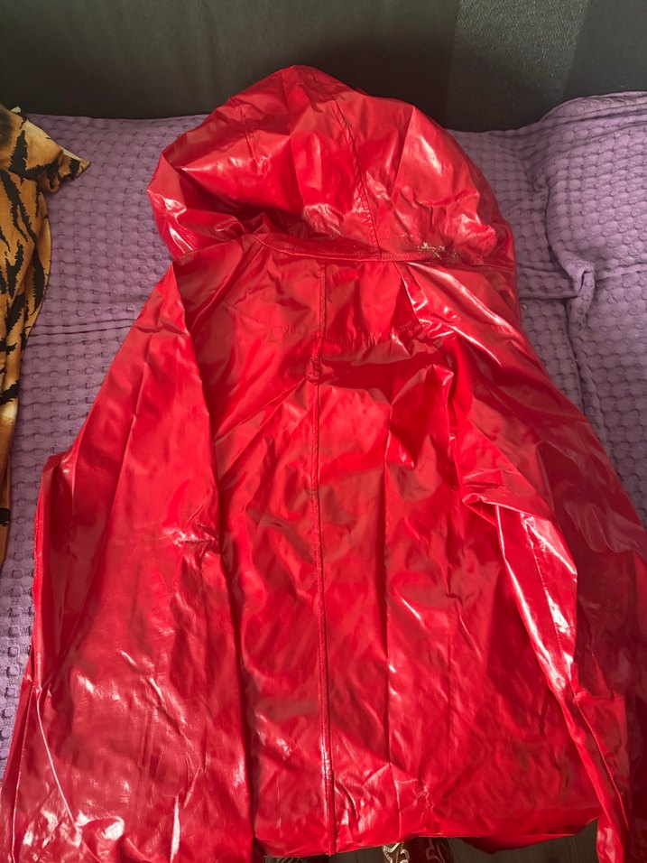 Kadın Parlak Kırmızı Kapüşonlu Yağmurluk - Görsel 3