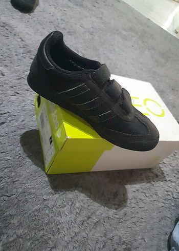 30 Beden Adidas Siyah Spor Ayakkabı Velcro Bantlı (orjinal)