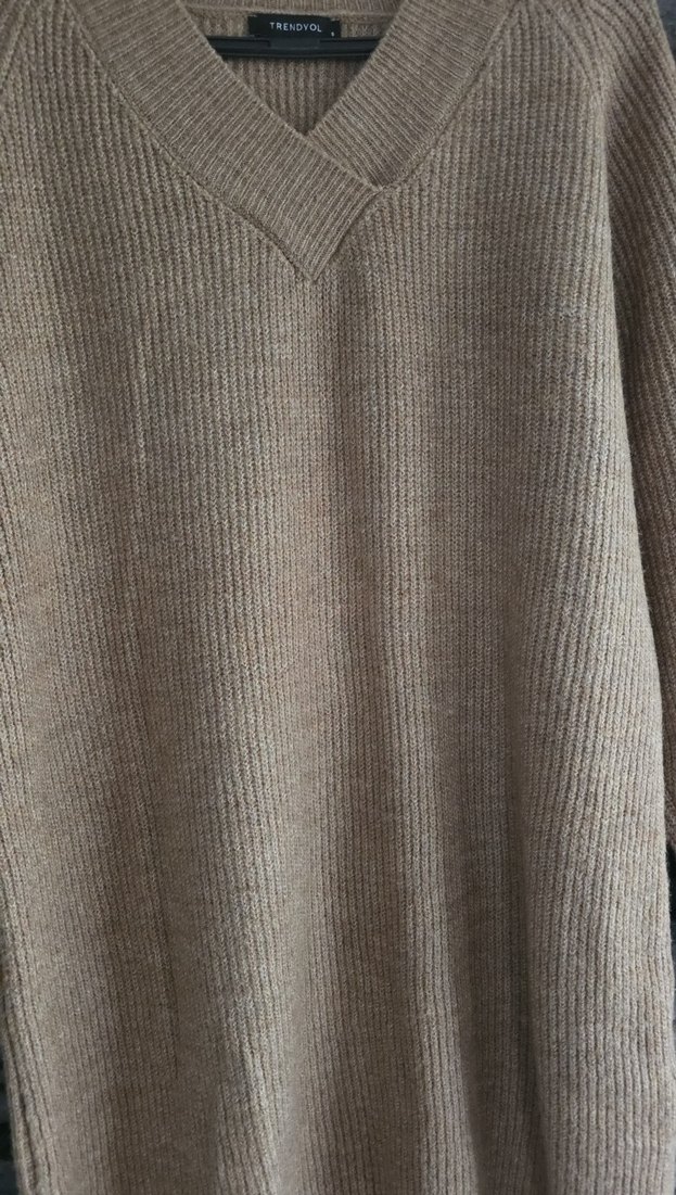 Bej V Yakalı Örgü Kazak - Görsel 4