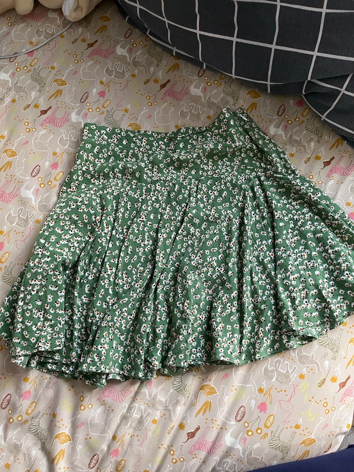 Volan Detaylı Yeşil Mini Etek - Görsel 3
