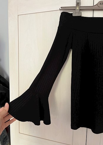 Siyah madonna yaka omzu açık bluz - Görsel 5