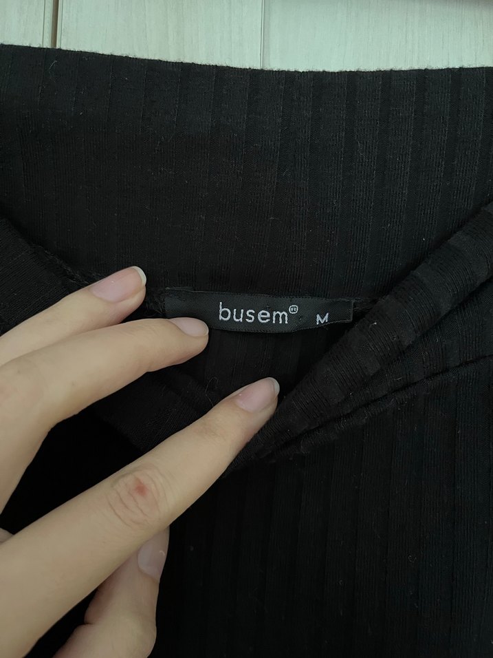 Siyah madonna yaka omzu açık bluz - Görsel 4