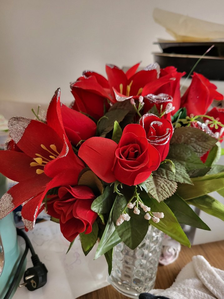 Kırmızı ve Renkli Yapay Çiçek Aranjmanı - Görsel 2