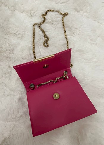 Guess Zincir Detaylı Pembe Deri Kadın Çanta