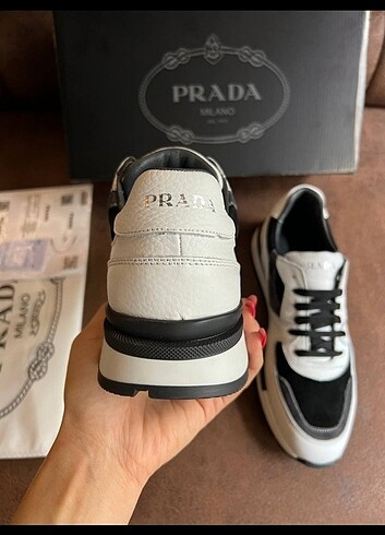 42 Beden beyaz Renk PRADA