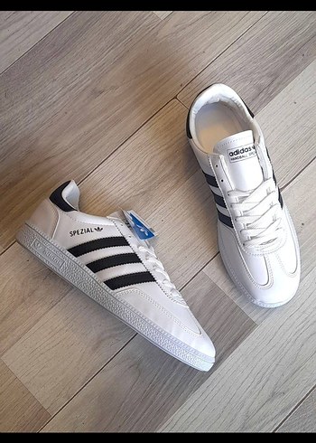 41 Beden Adidas Beyaz Siyah Spor Ayakkabı