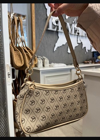 Zara Bej Yılan Desenli Tokalı Kadın Çanta