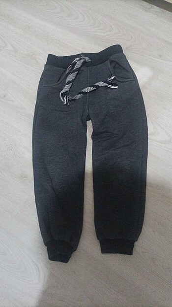 Yumuşak sportif pantolon))