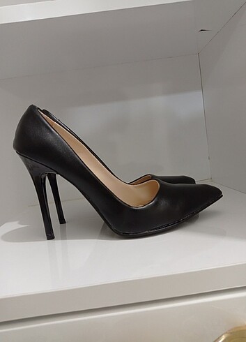 38 Beden Siyah Deri Stiletto Ayakkabı