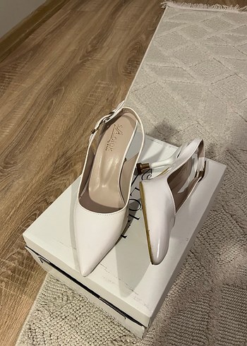 Beyaz Tokalı İnce Topuklu Kadın Abiye Ayakkabı - Görsel 2