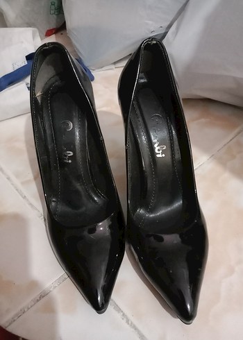 Siyah Parlak Rugan Stiletto Kadın Topuklu Ayakkabı