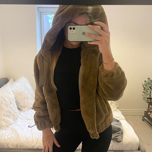 Zara Mont