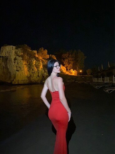 Kırmızı elbise