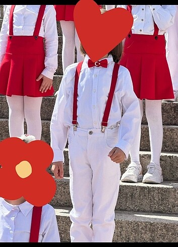 Beyaz gömlek ve beyaz pantolon