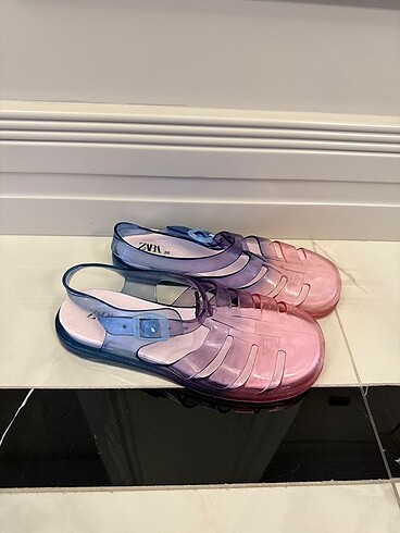 36 Beden ZARA JELLY SANDALET YENİDEN FARKSIZ