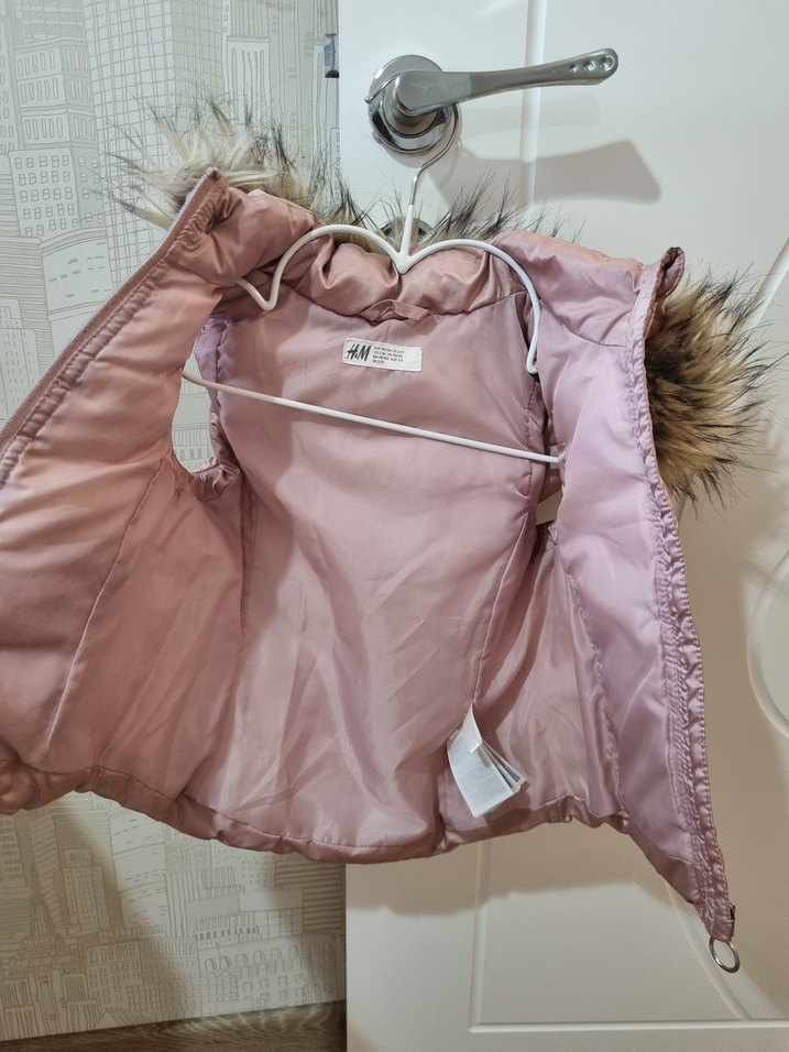 Kız Çocuk Pembe Kürklü Kapüşonlu Yelek - Görsel 4