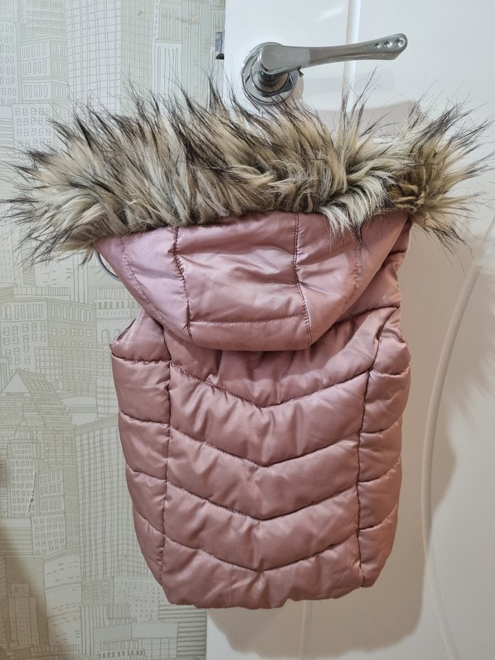 Kız Çocuk Pembe Kürklü Kapüşonlu Yelek - Görsel 5