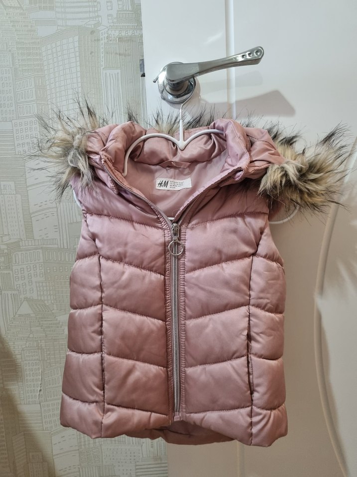 Kız Çocuk Pembe Kürklü Kapüşonlu Yelek - Görsel 2