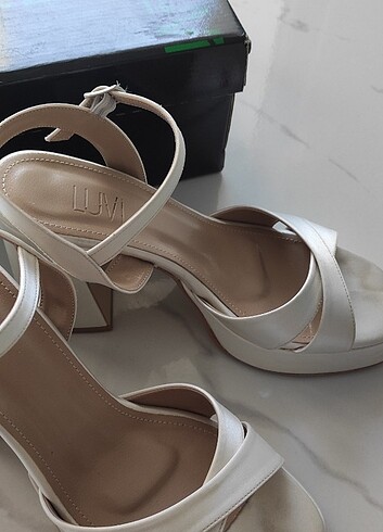 38 Beden Luvishoes Ekru saten kadın topuklu