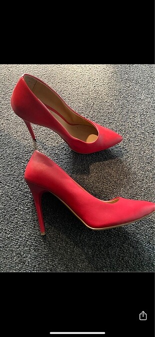 Kırmızı deri stiletto ??
