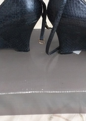 Kırmızı Detaylı Siyah Yılan Derisi Stiletto - Görsel 5