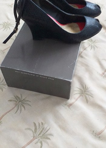 Kırmızı Detaylı Siyah Yılan Derisi Stiletto - Görsel 6