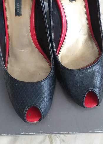 inci Kırmızı Detaylı Siyah Yılan Derisi Stiletto