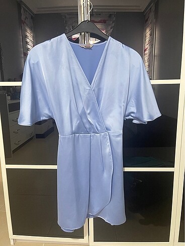 h&m mavi saten elbise